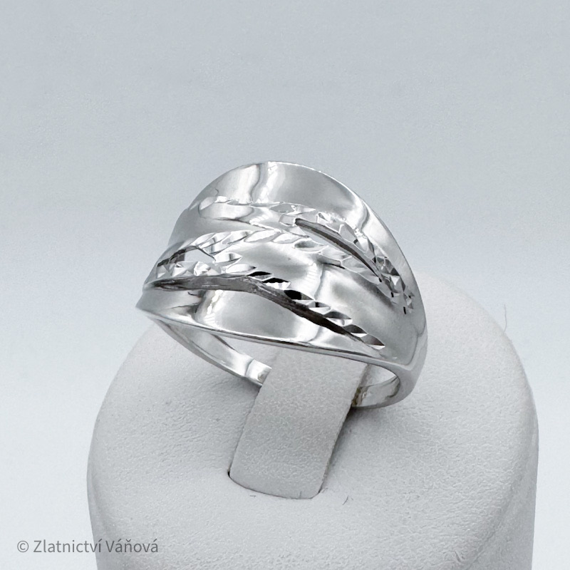 Stříbrný prsten broušený